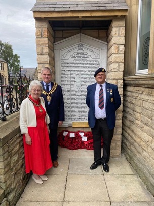 Eddie Harper with Mayor and Mayoress John and Doreen Clarke at the newly relocated war memorial in the Reform Club.