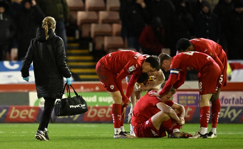 Main image for Roberts and Earl out for at least a month, Jalo for three