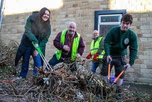 TOWN CLEAN UP: Coun Steve Bullcock and volunteers, clean up around Mount Street and Park Grove. Picture: Shaun Colborn. PD093843