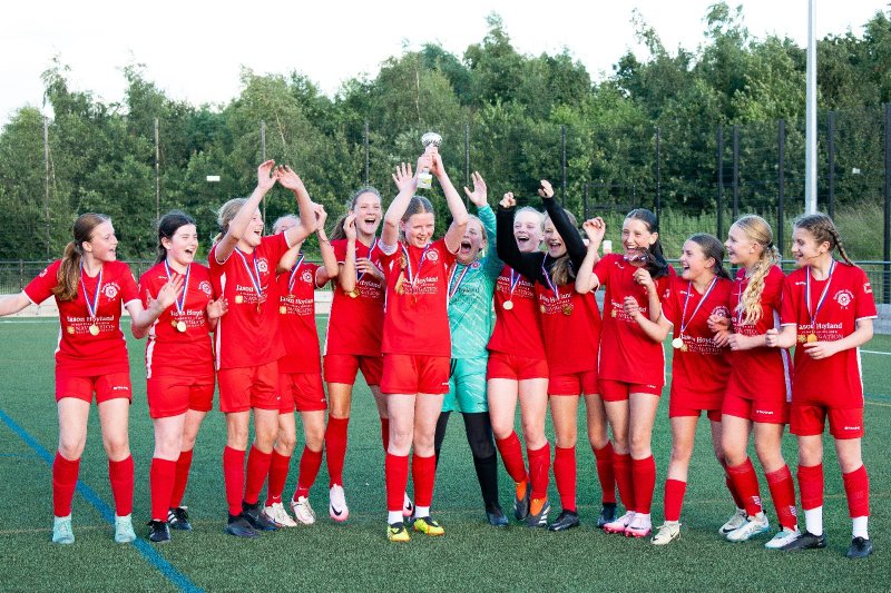 Main image for Schoolgirls beat Sheffield  to win Yorkshire cup final