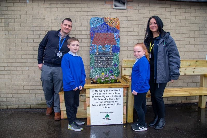 SCHOOL MEMORIAL: Pupils Jayden and Scarlett Stafford at the memorial provided by Robyn Cooper from precision timber along with Headteacher, Mr Honeyman. Picture Shaun Colborn PD093168