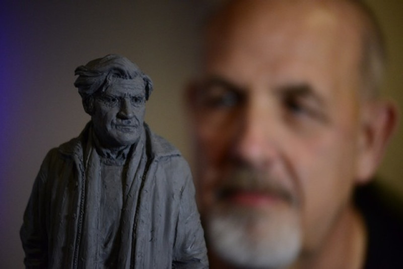 Main image for Sculptor unveils memorial for poet